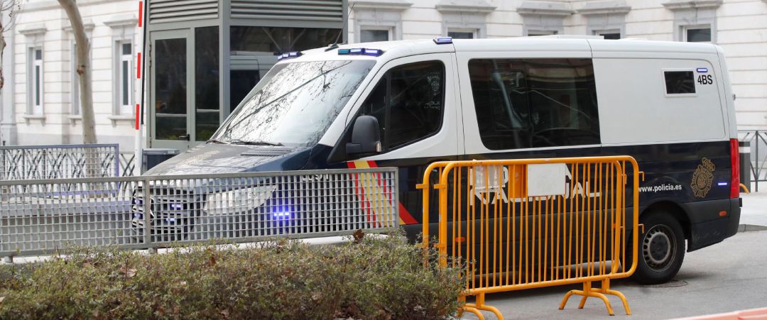 Vista del furgón policial con los detenidos por la presunta despatrimonialización fraudulenta de las plantas de producción de aluminio de Alcoa a su llegada a la Audiencia Nacional Vista del furgón policial con los detenidos por la presunta despatrimonialización fraudulenta de las plantas de producción de aluminio de Alcoa a su llegada a la Audiencia Nacional