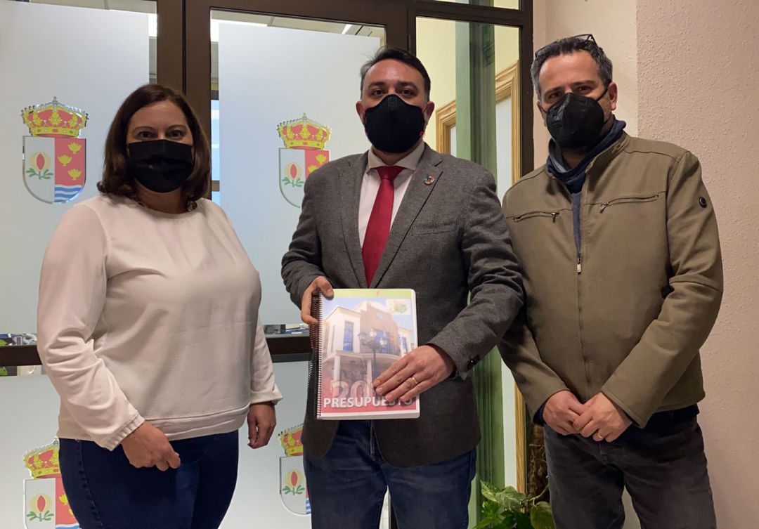 La concejala de Hacienda, el alcalde y el concejal de Urbanismo de Vegas del Genil (Granada) tras la aprobación de los presupuestos municipales La concejala de Hacienda, el alcalde y el concejal de Urbanismo de Vegas del Genil (Granada) tras la aprobación de los presupuestos municipales