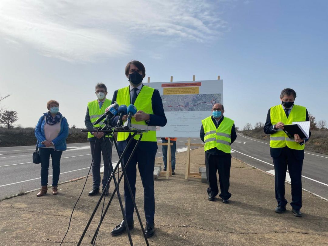 El consejero de Fomento ha anunciado una inversión de 20 millones en obras en carreteras El consejero de Fomento ha anunciado una inversión de 20 millones en obras en carreteras