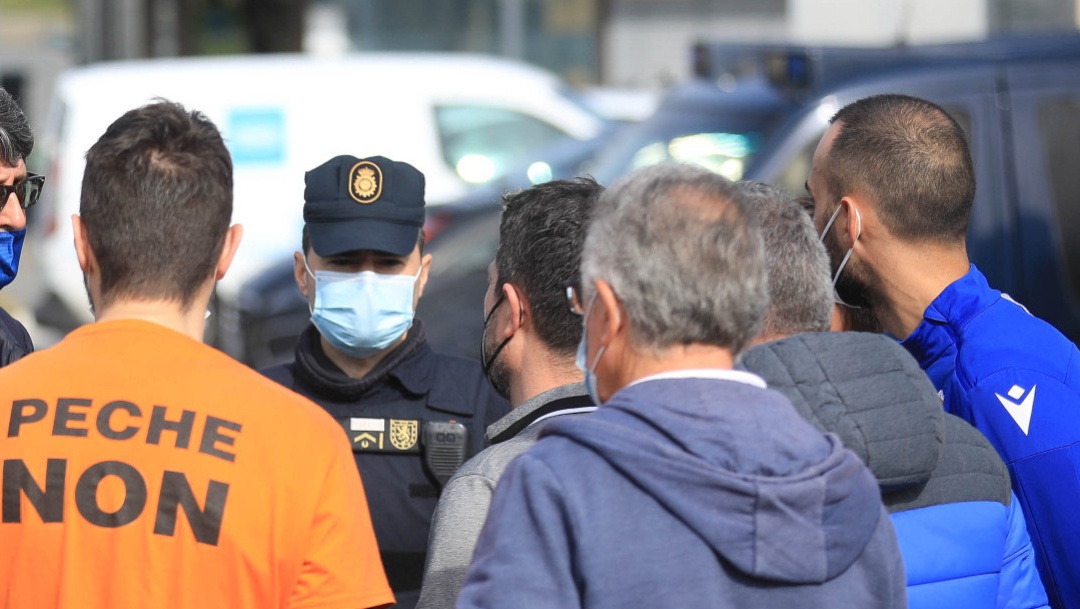 Varios agentes con trabajadores en las inmediaciones de la fábrica de Alu Ibérica en A Coruña. Varios agentes con trabajadores en las inmediaciones de la fábrica de Alu Ibérica en A Coruña.