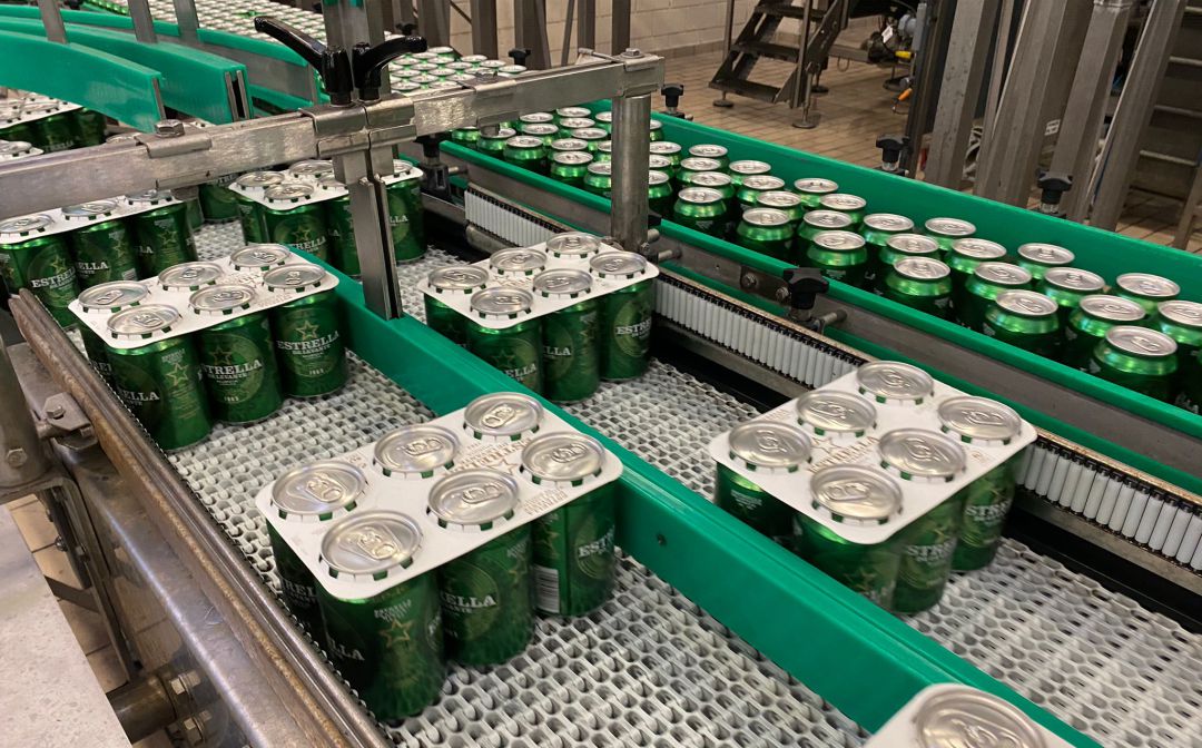 Packs de cervezas en la factoría de Espinardo con el nuevo sistema de cartón 100% reciclable Packs de cervezas en la factoría de Espinardo con el nuevo sistema de cartón 100% reciclable