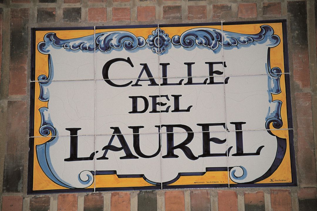 Letrero de la calle Laurel. Letrero de la calle Laurel.