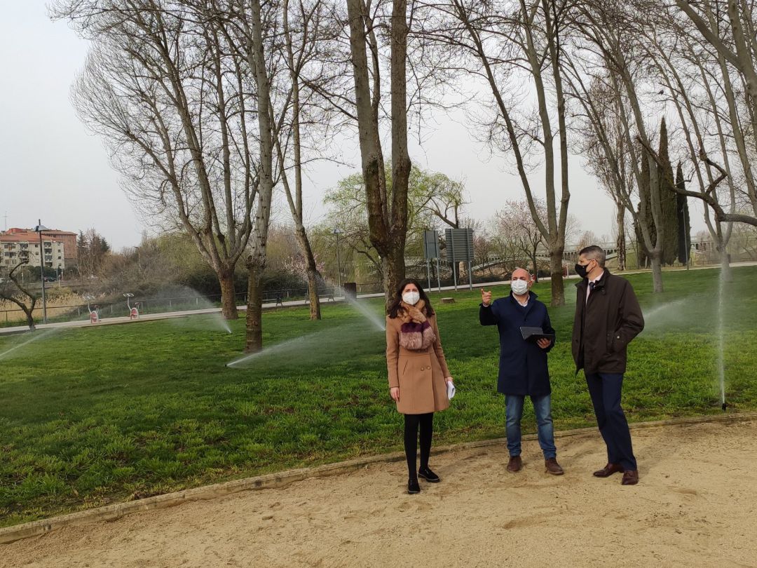 Concejala de Medio Ambiente del Ayuntamiento de Salamanca, Miryam Rodríguez con técnicos del Consistorio en el Parque Fluvial Concejala de Medio Ambiente del Ayuntamiento de Salamanca, Miryam Rodríguez con técnicos del Consistorio en el Parque Fluvial