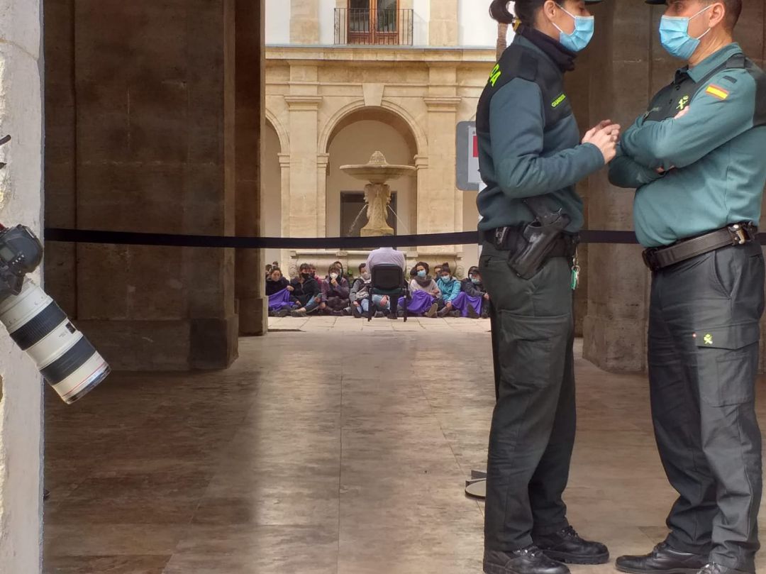 Sentada del grupo de mujeres en el patio de la sede de la Delegación del Gobierno Sentada del grupo de mujeres en el patio de la sede de la Delegación del Gobierno