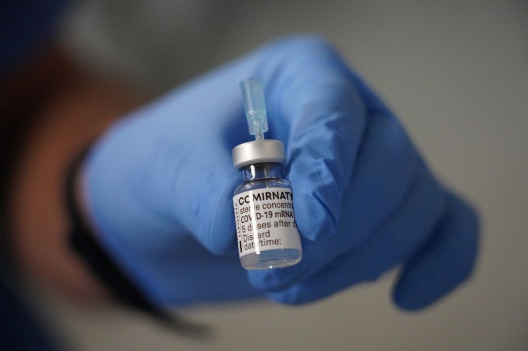 Un sanitario inyecta la dosis de la vacuna contra el Covid-19 Un sanitario inyecta la dosis de la vacuna contra el Covid-19