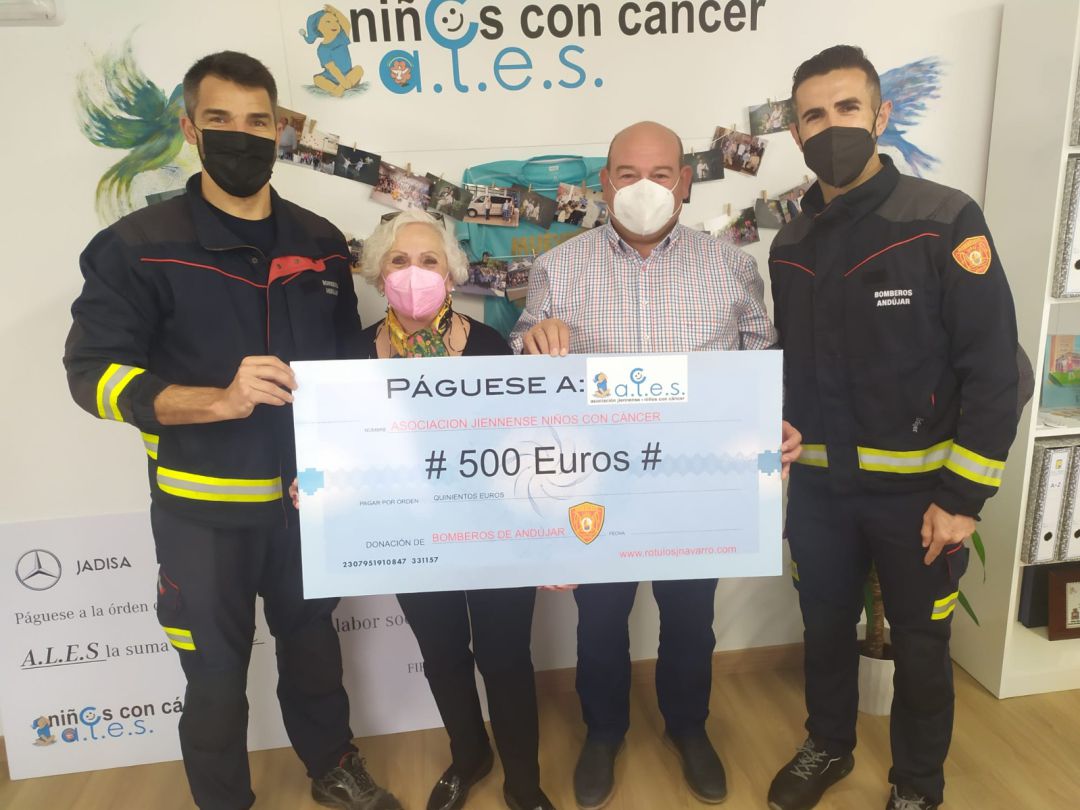 Los bomberos del Parque Comarcal de Andújar hacen entrega del cheque con la donación a la asociación ALES Los bomberos del Parque Comarcal de Andújar hacen entrega del cheque con la donación a la asociación ALES