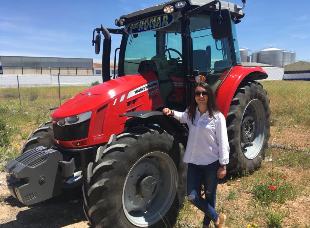 Cristina junto al tractor con el que faenan en su explotación de Tomelloso Cristina junto al tractor con el que faenan en su explotación de Tomelloso