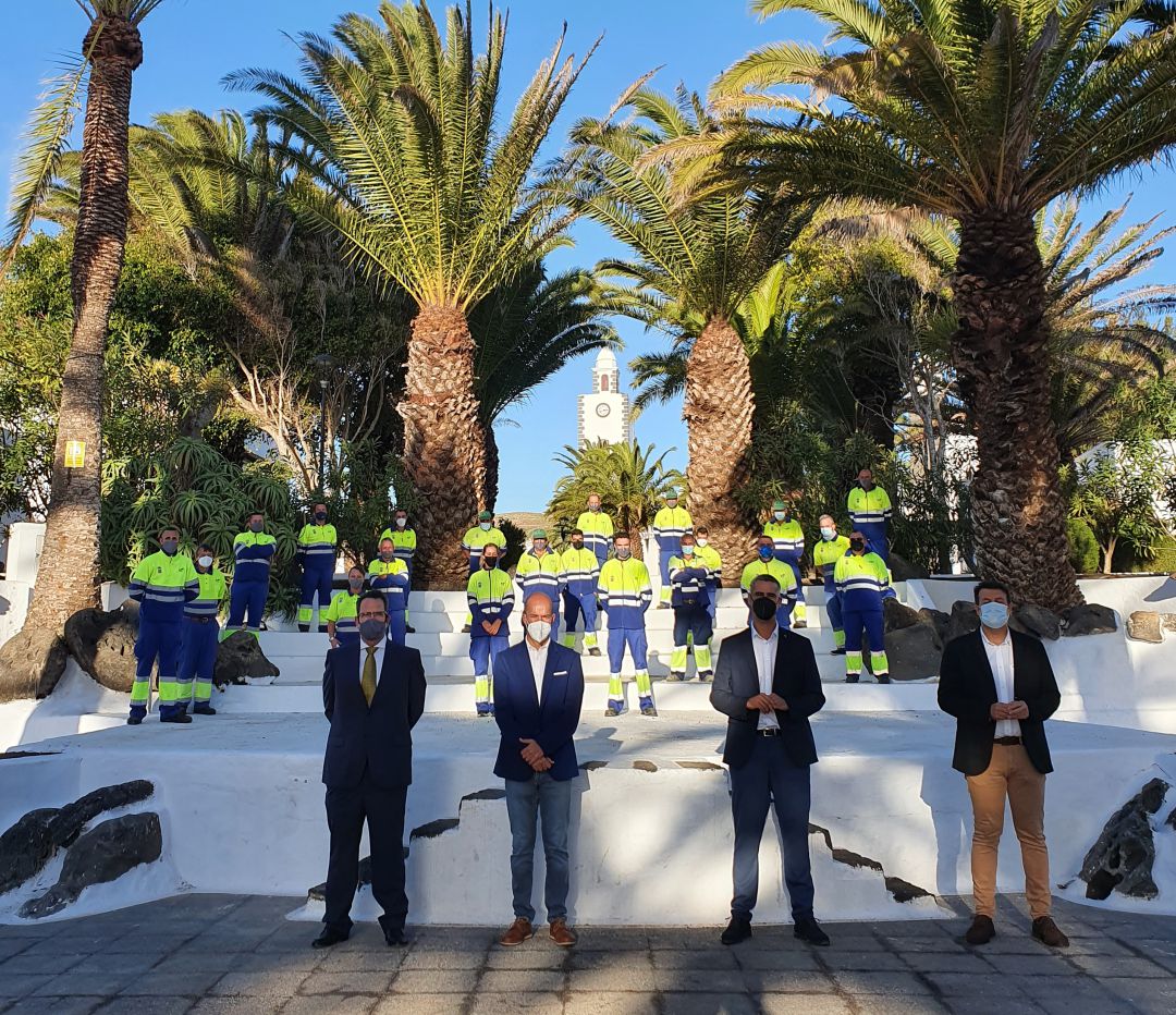 El alcalde de San Bartolomé, Alexis Tejera, junto al concejal de Limpieza, Raúl, de León, representantes de FCC Medio Ambiente S.A.U. y los trabajadores. El alcalde de San Bartolomé, Alexis Tejera, junto al concejal de Limpieza, Raúl, de León, representantes de FCC Medio Ambiente S.A.U. y los trabajadores.