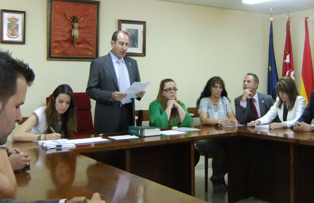 Eusebio Garcia leyendo un discurso durante el pleno de su investidura como alcalde en junio de 2011 Eusebio Garcia leyendo un discurso durante el pleno de su investidura como alcalde en junio de 2011