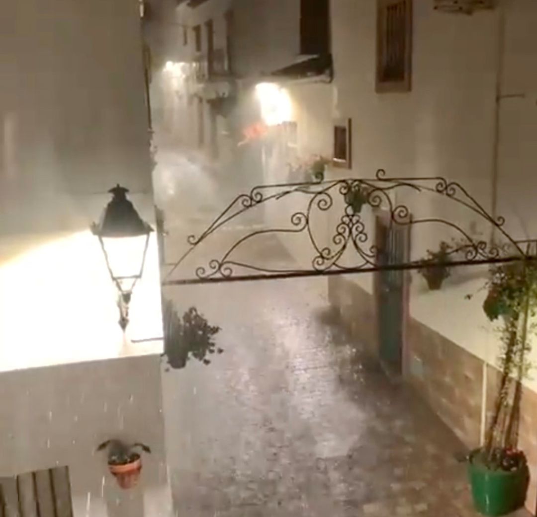 Un vecino de Estepona ha captado la intensa lluvia registrada Un vecino de Estepona ha captado la intensa lluvia registrada
