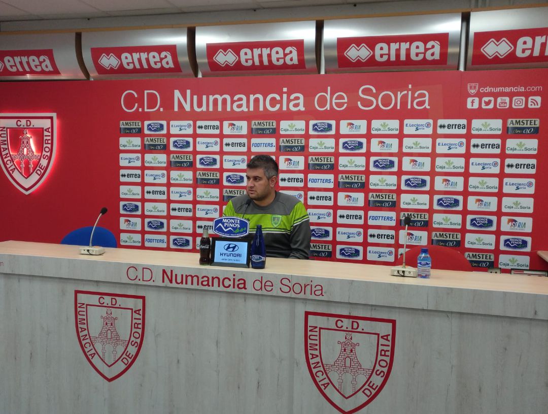 Álex Huerta, entrenador del Numancia, en rueda de prensa. Álex Huerta, entrenador del Numancia, en rueda de prensa.