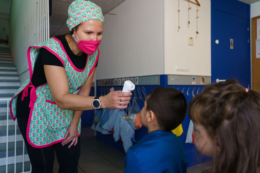 Una maestra controla la temperatura de los niños en una escuela de Valladolid, en junio de 2020. Una maestra controla la temperatura de los niños en una escuela de Valladolid, en junio de 2020.