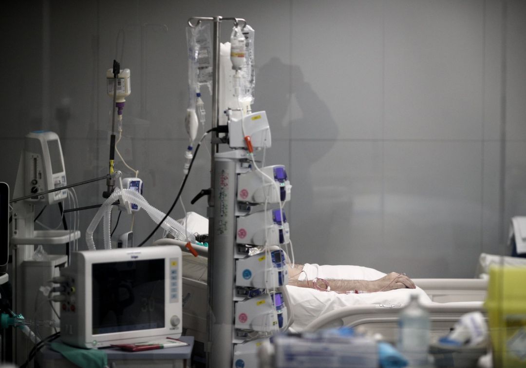 Mano de un enfermo con vía subcutánea en una cama de la UCI del Hospital de Emergencias Isabel Zendal (Madrid) Mano de un enfermo con vía subcutánea en una cama de la UCI del Hospital de Emergencias Isabel Zendal (Madrid)