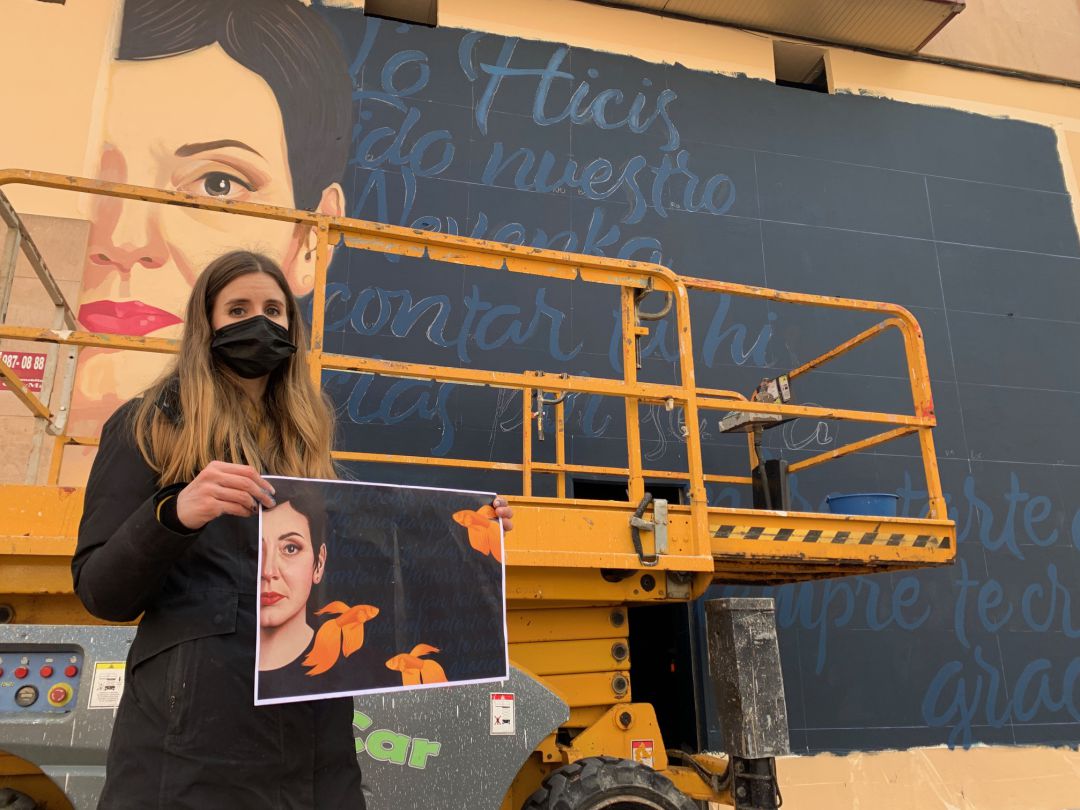Mercedes deBellard, reconocida ilustradora es la encargada de realizar el proyecto que se ha diseñado entre las calles La Paz y Doctor Fléming de Ponferrada Mercedes deBellard, reconocida ilustradora es la encargada de realizar el proyecto que se ha diseñado entre las calles La Paz y Doctor Fléming de Ponferrada