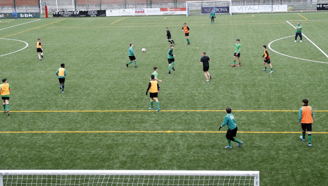 Jóvenes durante un entrenamiento tras el retorno del deporte escolar a Bilbao. Imagen de archivo Jóvenes durante un entrenamiento tras el retorno del deporte escolar a Bilbao. Imagen de archivo