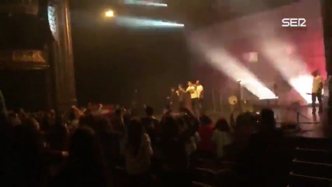 El Teatro Campos se ha disculpado por lo acontecido en el concierto de En Tol Sarmiento en el que los asistentes se saltaron los protocolos de prevención cuando se lanzaron a bailar y vitorear las canciones del grupo. El Teatro Campos se ha disculpado por lo acontecido en el concierto de En Tol Sarmiento en el que los asistentes se saltaron los protocolos de prevención cuando se lanzaron a bailar y vitorear las canciones del grupo.