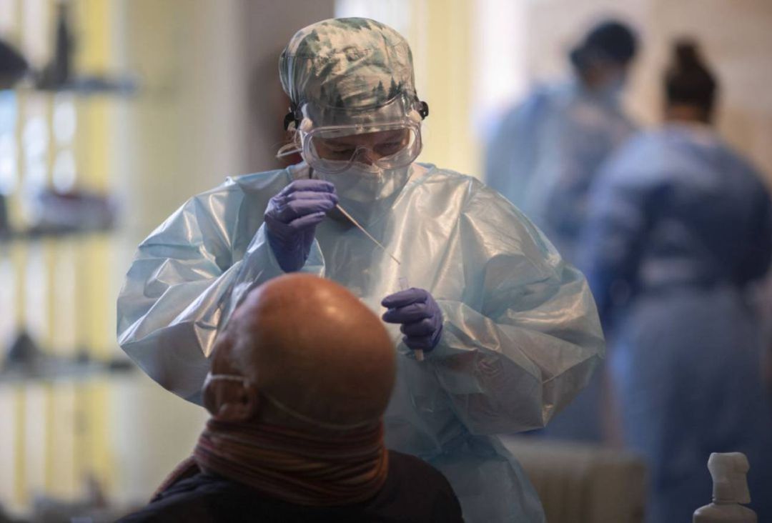 Una sanitaria realiza una prueba de detección de la COVID-19 Una sanitaria realiza una prueba de detección de la COVID-19
