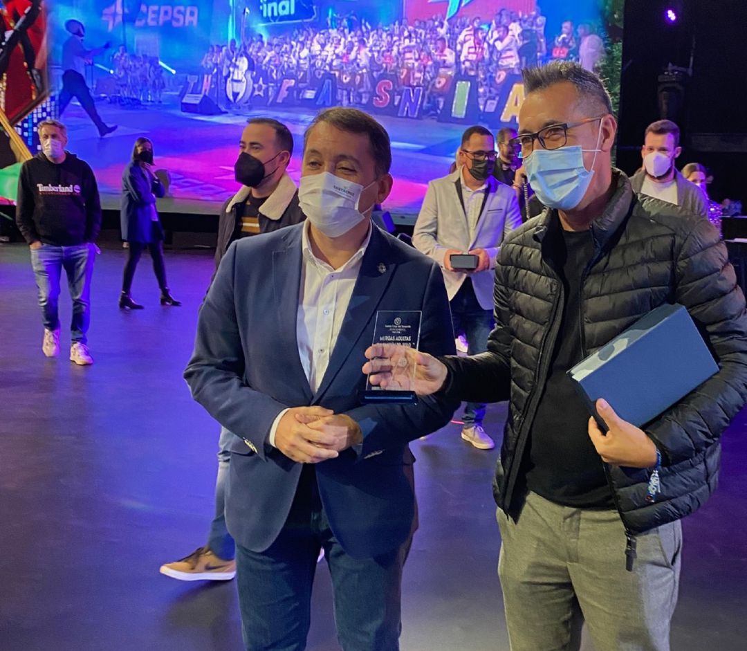 Masi Carvajal, junto al alcalde de Santa Cruz. Masi Carvajal, junto al alcalde de Santa Cruz.