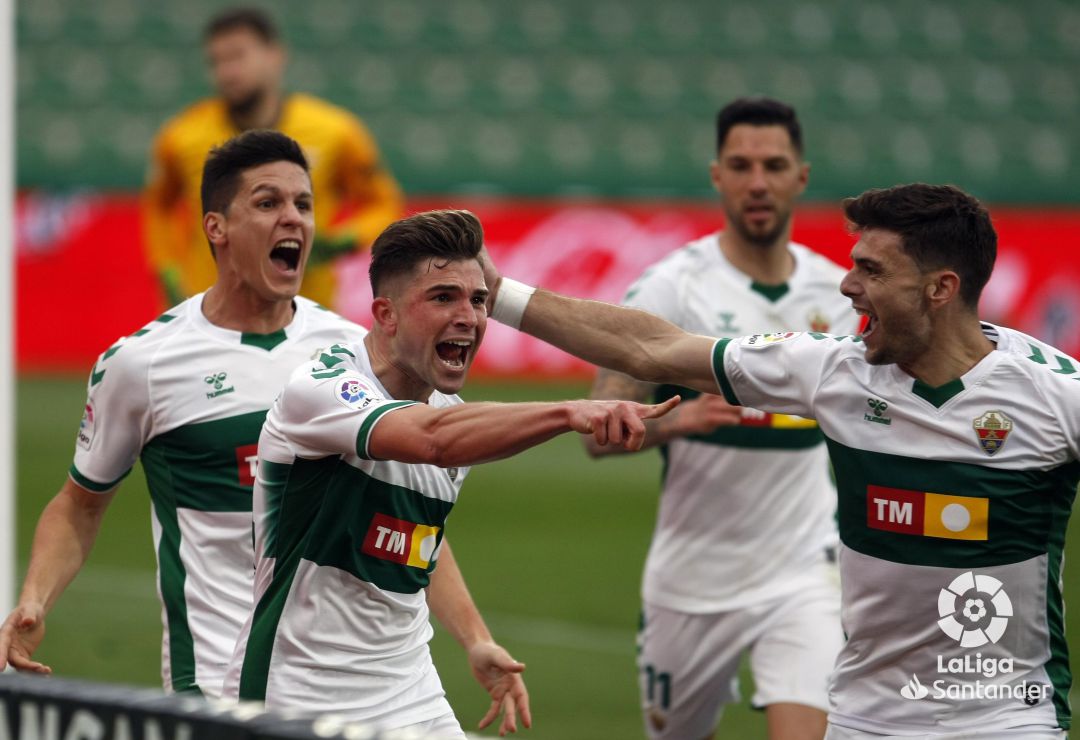 Los jugadores del Elche celebran el gol de Raúl Guti Los jugadores del Elche celebran el gol de Raúl Guti