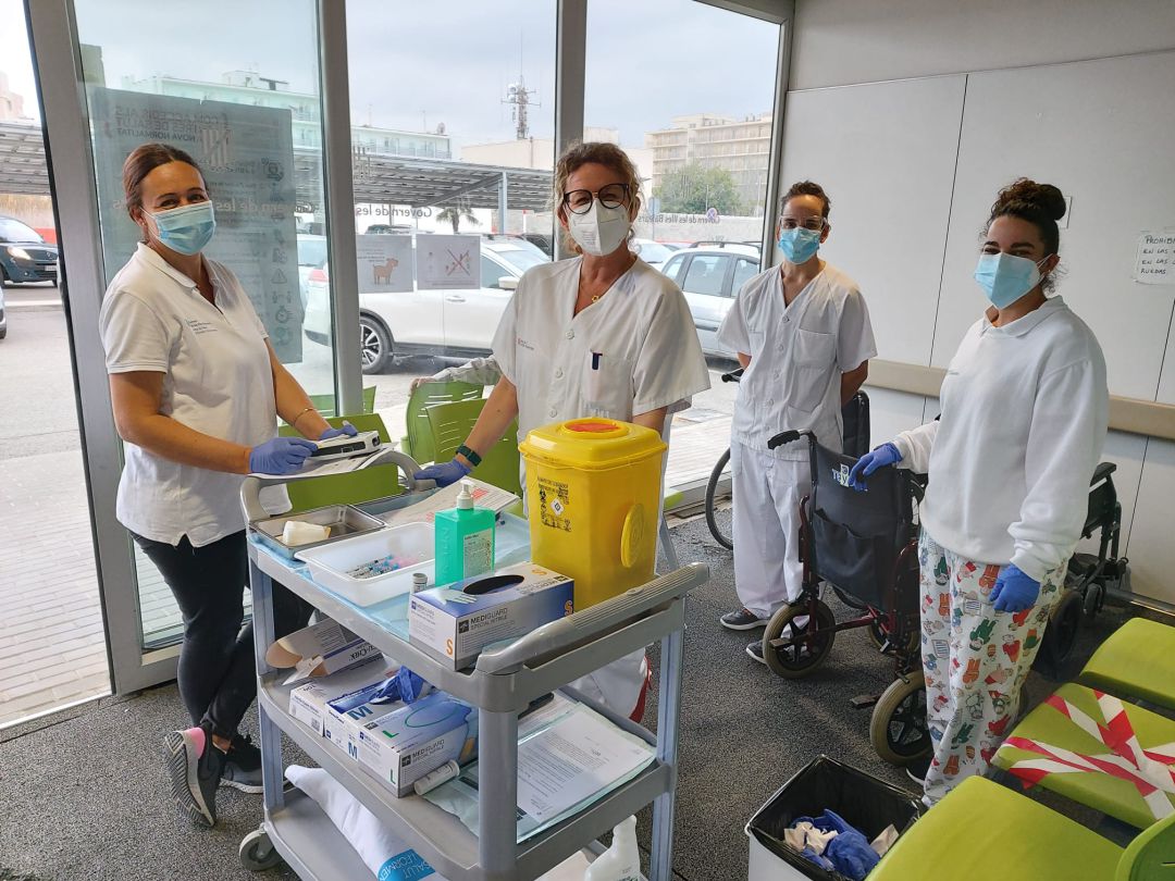Equipo de enfermeras que está vacunando contra el covid Equipo de enfermeras que está vacunando contra el covid