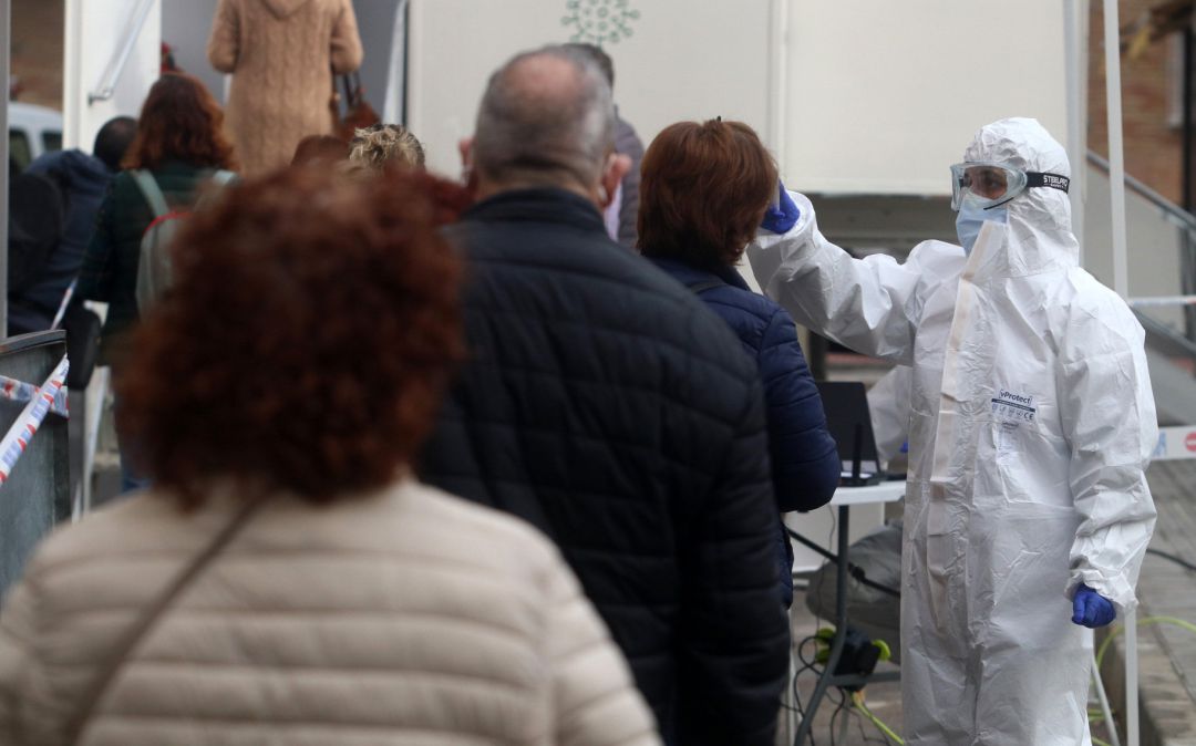 Sanitarios toman la temperatura a las personas citadas por Salud, antes de hacerse los test rápidos de antígenos. Sanitarios toman la temperatura a las personas citadas por Salud, antes de hacerse los test rápidos de antígenos.