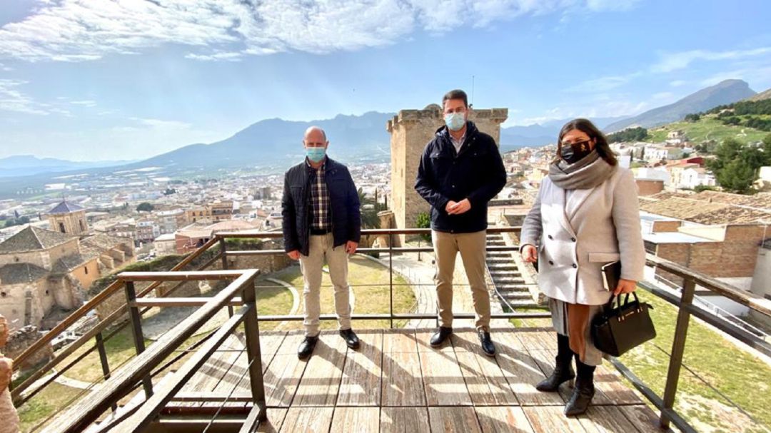 El diputado de Promoción y Turismo, Francisco Javier Lozano, en el centro, acompañado de la alcaldesa de Jódar, Mª Teresa García, y el diputado de Servicios Municipales, José Luis HIdalgo, durante la visita alCastillo de Jódar El diputado de Promoción y Turismo, Francisco Javier Lozano, en el centro, acompañado de la alcaldesa de Jódar, Mª Teresa García, y el diputado de Servicios Municipales, José Luis HIdalgo, durante la visita alCastillo de Jódar