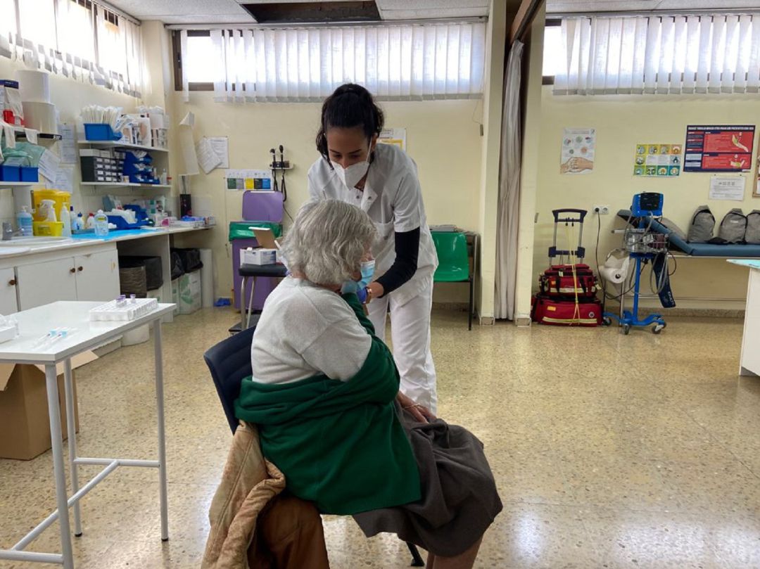 Una mujer de 94 años recibe la primera dosis de la vacuna de Pfizer en el centro de salud de Son Ferriol Una mujer de 94 años recibe la primera dosis de la vacuna de Pfizer en el centro de salud de Son Ferriol