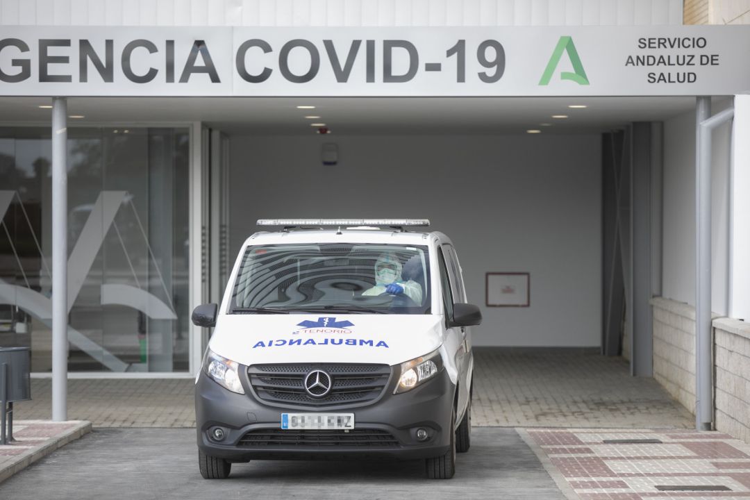 Personal sanitario con traje EPI durante el ingreso de un paciente covid-19 al nuevo Hospital de Emergencia Covid-19. Personal sanitario con traje EPI durante el ingreso de un paciente covid-19 al nuevo Hospital de Emergencia Covid-19.