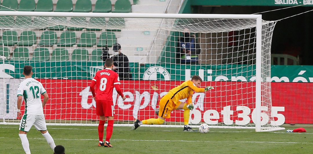 Vaclik no pudo evitar el segundo gol del Elche. Vaclik no pudo evitar el segundo gol del Elche.
