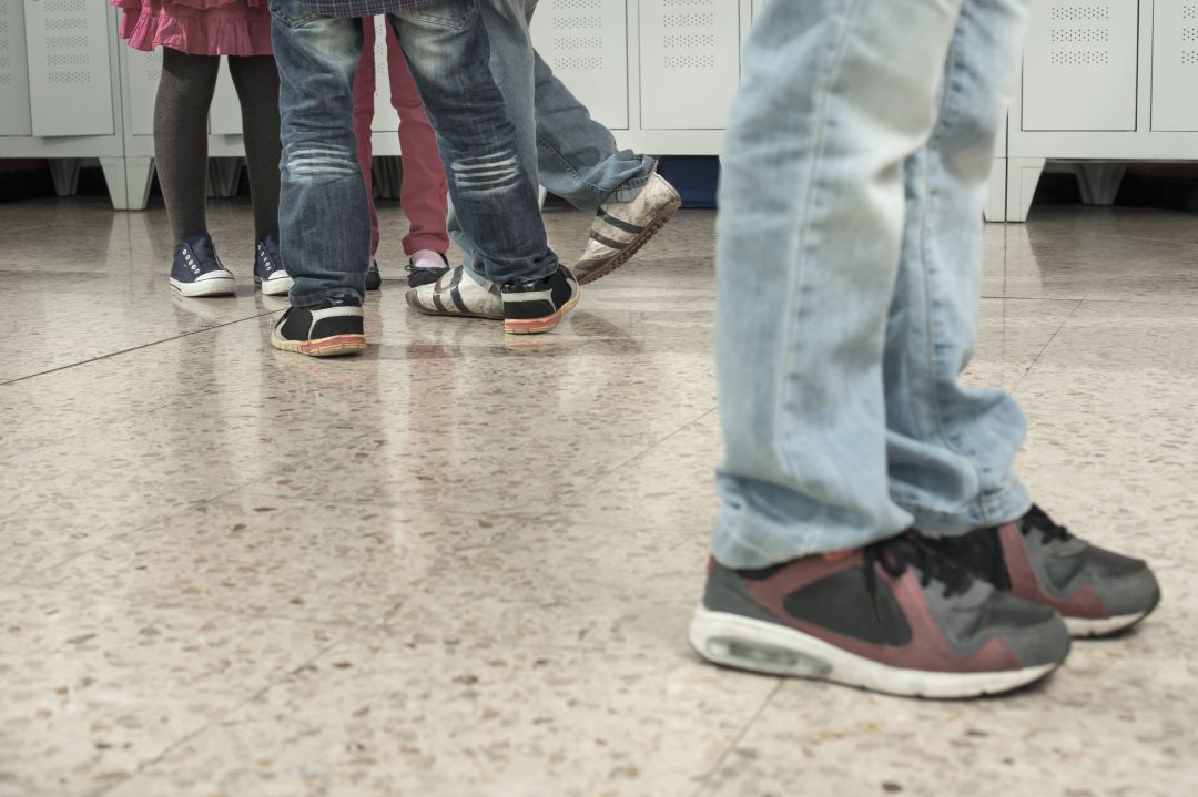 Jóvenes en los pasillos de un colegio Jóvenes en los pasillos de un colegio