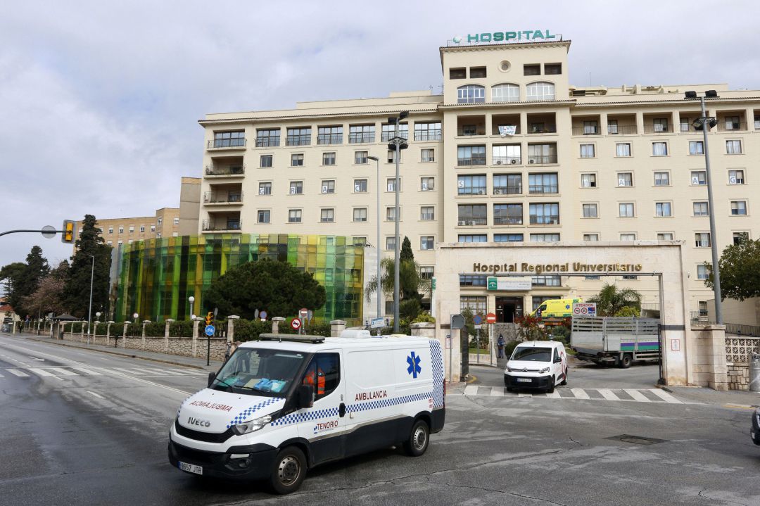 Archivo - Ambulancia saliendo del del Hospital Regional de Málaga Archivo - Ambulancia saliendo del del Hospital Regional de Málaga