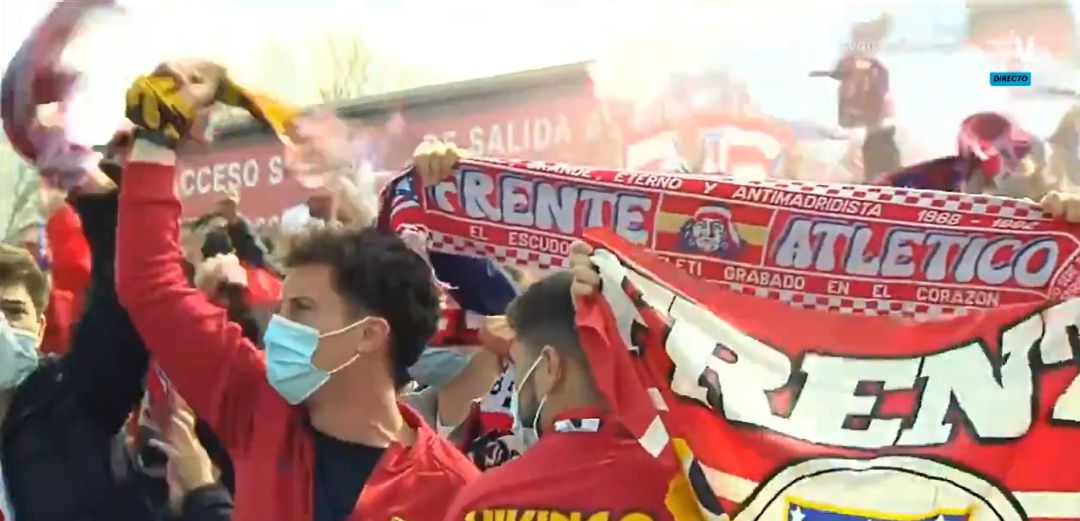 Imágenes de los hinchas del Atlético en las inmediaciones del estadio Imágenes de los hinchas del Atlético en las inmediaciones del estadio