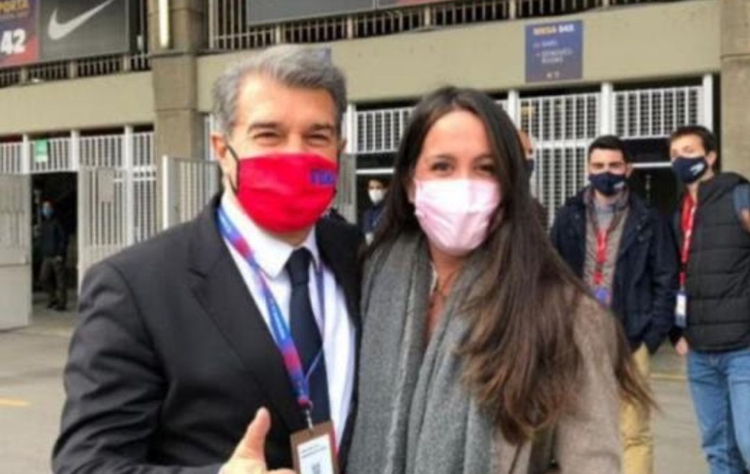 Laporta se saca una foto con una aficionada durante las elecciones del Barça. Laporta se saca una foto con una aficionada durante las elecciones del Barça.