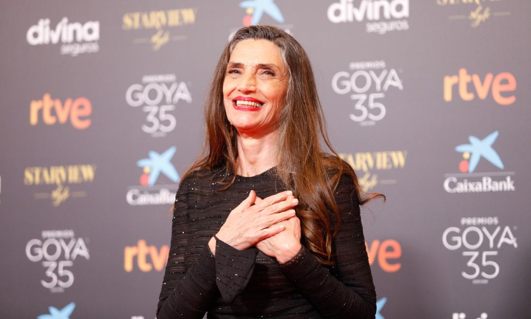 La actriz Ángela Molina, Goya de Honor 2021, posa en la alfombra roja en la 35 edición de los Premios Goya en el Teatro del Soho CaixaBank . La actriz Ángela Molina, Goya de Honor 2021, posa en la alfombra roja en la 35 edición de los Premios Goya en el Teatro del Soho CaixaBank .
