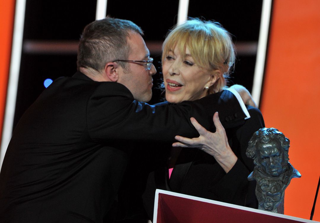 El director español Daniel Monzón recibe de manos de la actriz Rosa María Sardà el premio al mejor director en los Goya de 2010 El director español Daniel Monzón recibe de manos de la actriz Rosa María Sardà el premio al mejor director en los Goya de 2010