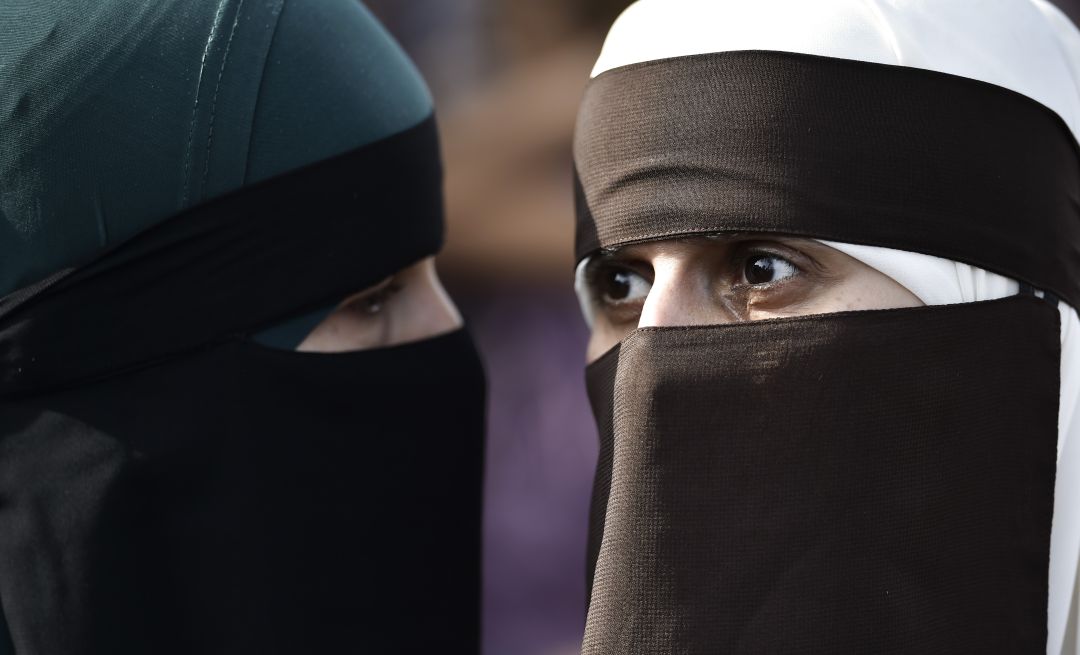 Dos mujeres con 'niqab'. Dos mujeres con 'niqab'.
