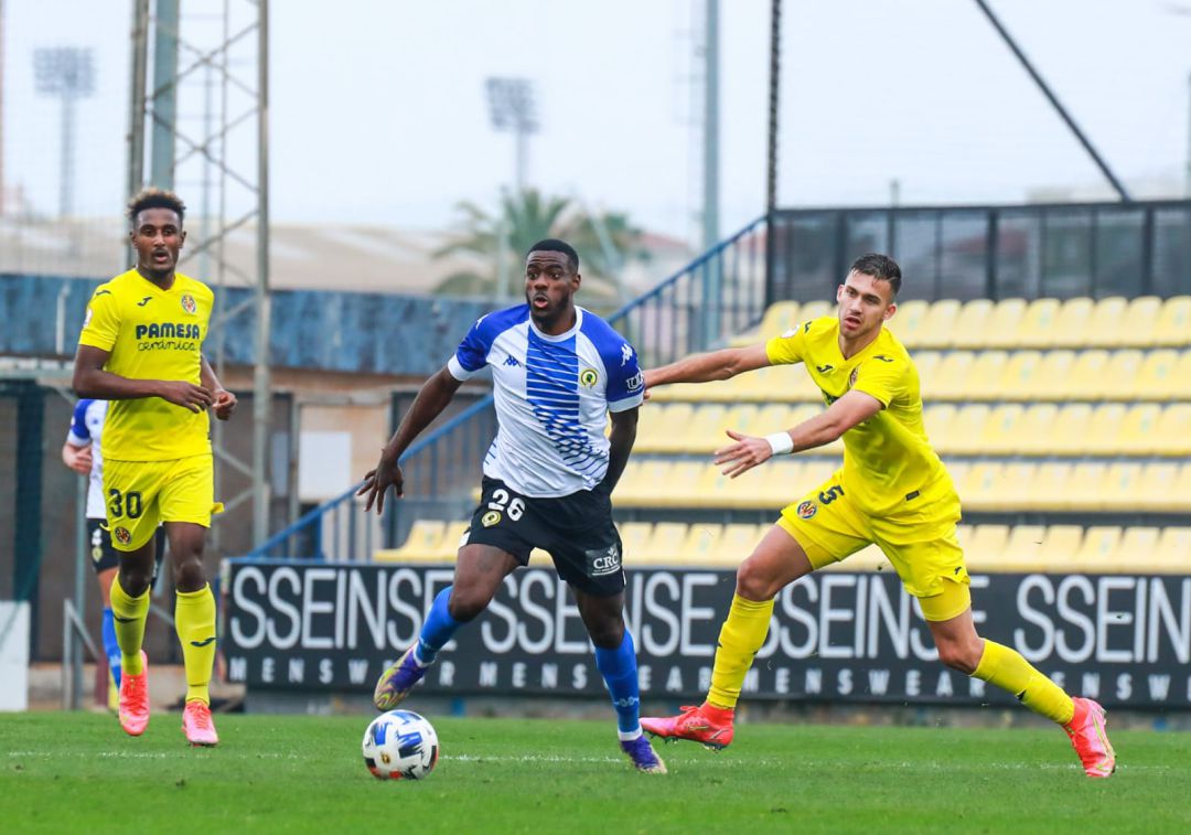 Appín controla el balón ante dos jugadores del Villarreal B Appín controla el balón ante dos jugadores del Villarreal B