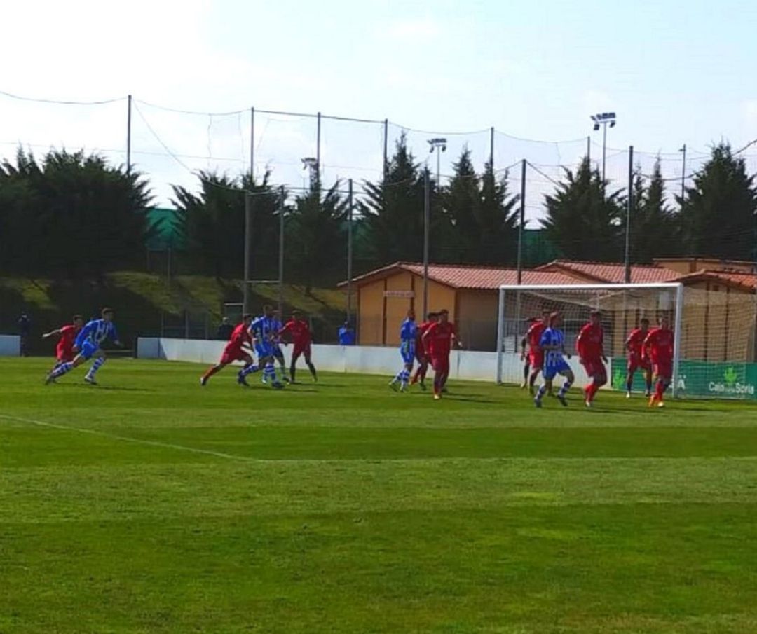 Una de las acciones de ataque de la Arandina ante el Numancia B. Una de las acciones de ataque de la Arandina ante el Numancia B.