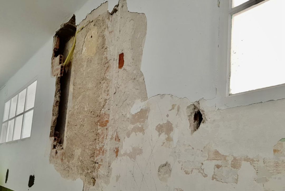 Agujero en el pasillo del centro de Arbolí, en el que ha quedado a la vista parte de la fachada de la Casa de la Camorra Agujero en el pasillo del centro de Arbolí, en el que ha quedado a la vista parte de la fachada de la Casa de la Camorra