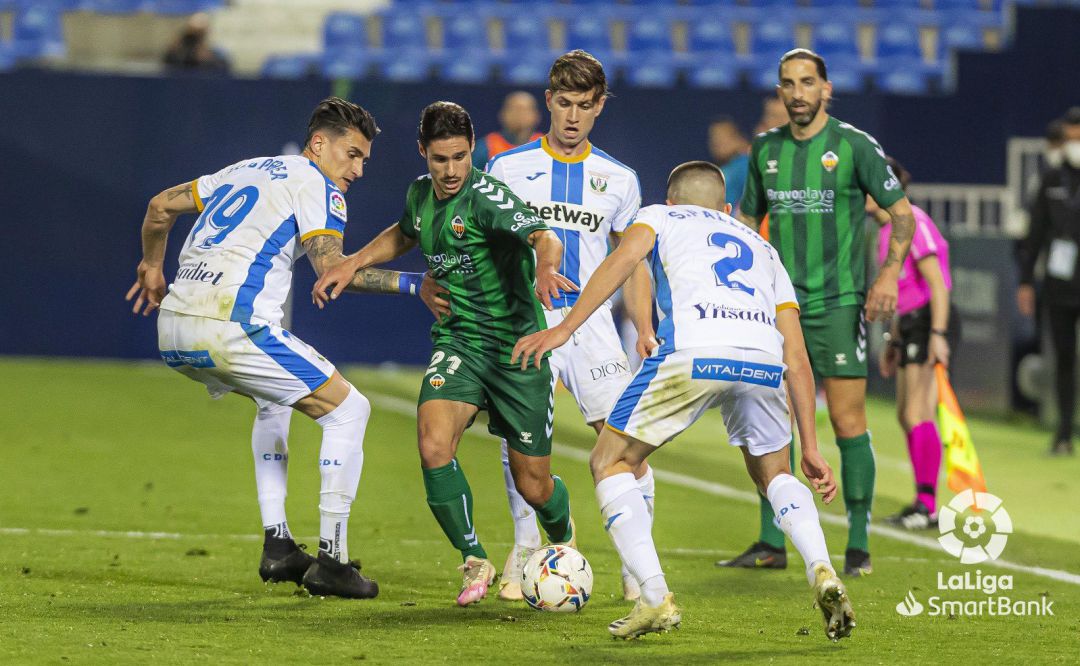 Jorge Fernández brega con tres rivales del Leganés Jorge Fernández brega con tres rivales del Leganés