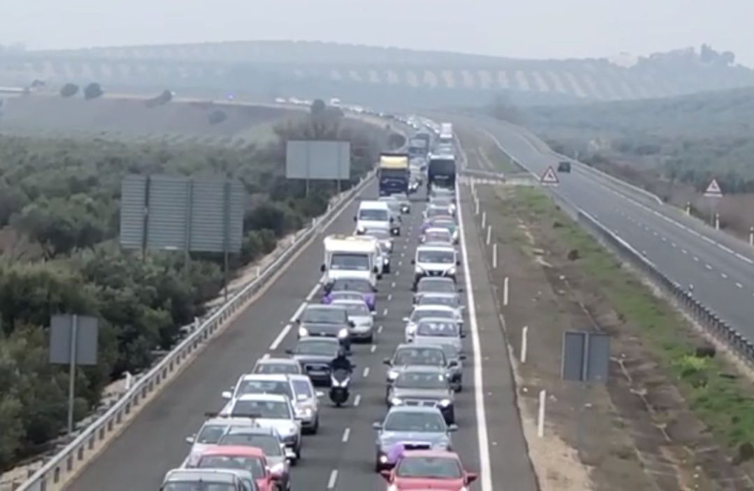 Caravana de vehículos en Jaén contra el "maltrato político" a la provincia. Caravana de vehículos en Jaén contra el "maltrato político" a la provincia.