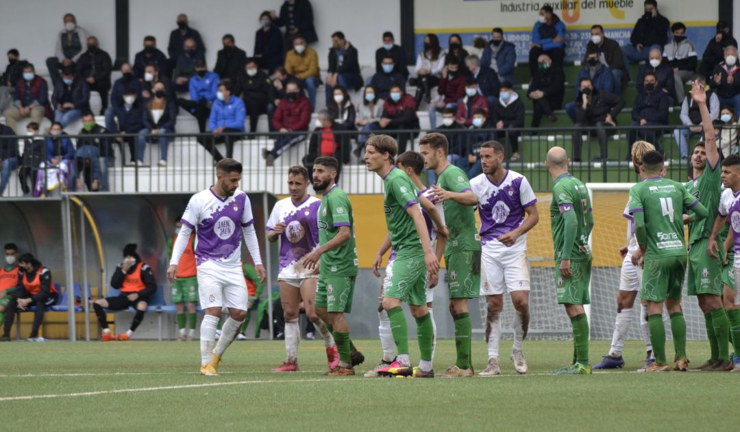 Varios jugadores del Real Jaén y del Atlético Mancha Real durante un momento del partido. Varios jugadores del Real Jaén y del Atlético Mancha Real durante un momento del partido.