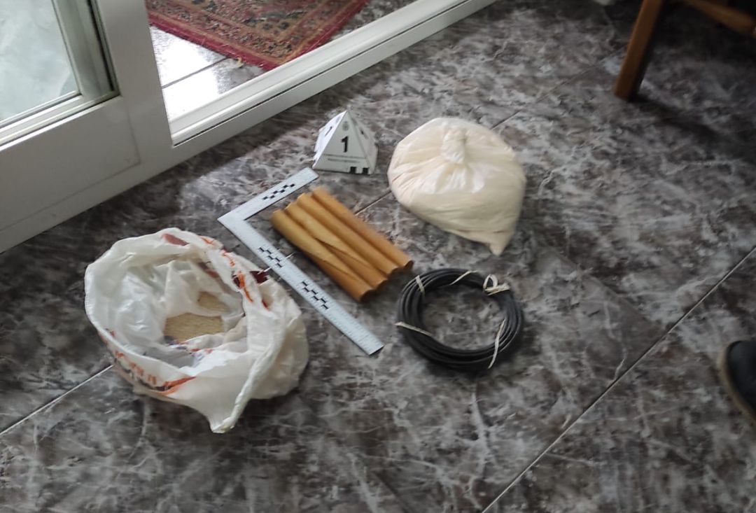 Explosivos hallados en un piso del Polígono del Valle. Explosivos hallados en un piso del Polígono del Valle.