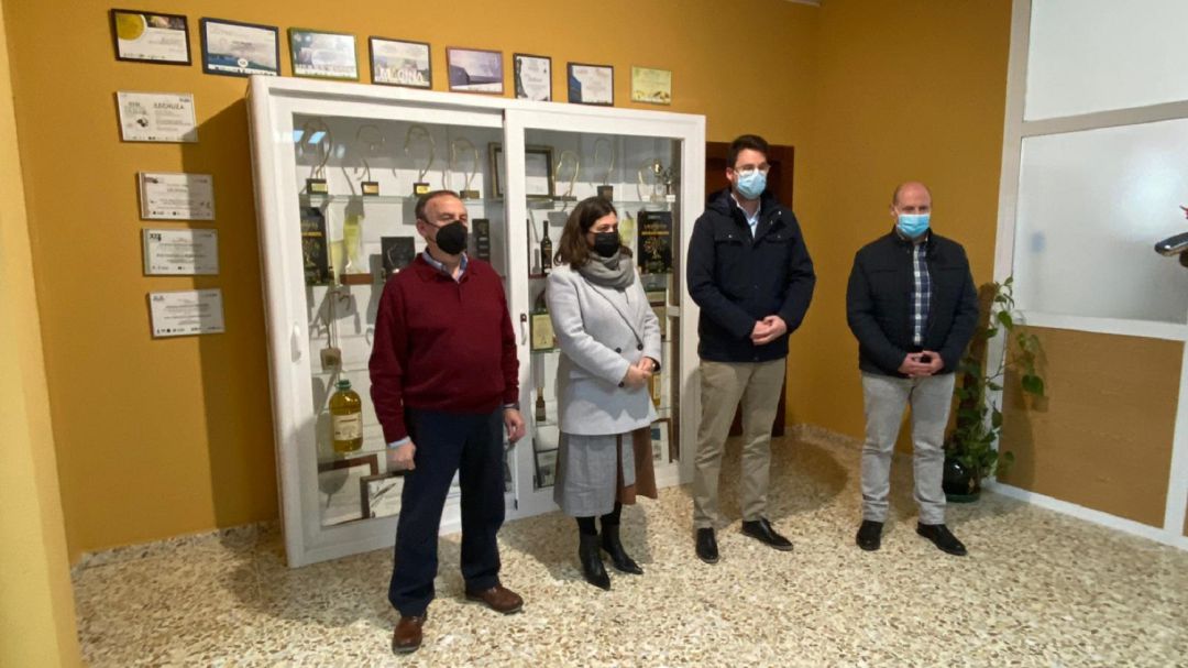 El diputado de Promoción Francisco Javier Lozano, segundo por la derecha, acopañado de la alcaldesa, Mª Teresa García, diputado José Luis HIdalgo y presidente de la Coop. Stmo. Cristo de la Misericordia, Manuel Ogallar, durante la visita El diputado de Promoción Francisco Javier Lozano, segundo por la derecha, acopañado de la alcaldesa, Mª Teresa García, diputado José Luis HIdalgo y presidente de la Coop. Stmo. Cristo de la Misericordia, Manuel Ogallar, durante la visita