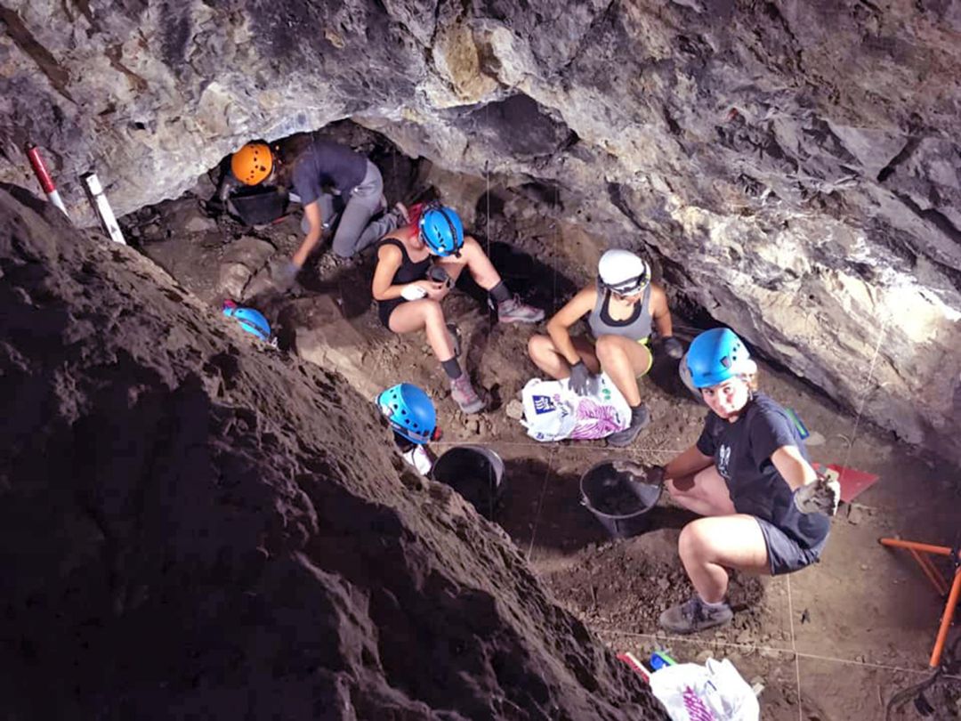 Trabajos de excavación en la Cueva de Bedmar en ediciones anteriores Trabajos de excavación en la Cueva de Bedmar en ediciones anteriores