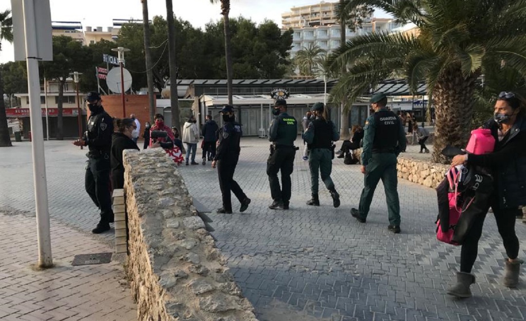Un grupo conformado por agentes de Guardia Civil y Policía Local de Calvià comprueban que se cumplen las medidas decretadas en el municipio. Un grupo conformado por agentes de Guardia Civil y Policía Local de Calvià comprueban que se cumplen las medidas decretadas en el municipio.