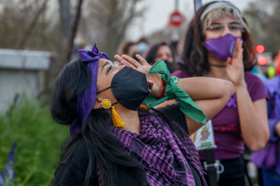 Una mujer grita durante una marcha feminista. Una mujer grita durante una marcha feminista.