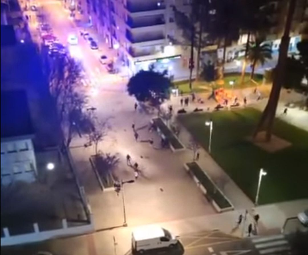 Momento de la intervención policial que acabó con la detención de dos jóvenes. Momento de la intervención policial que acabó con la detención de dos jóvenes.