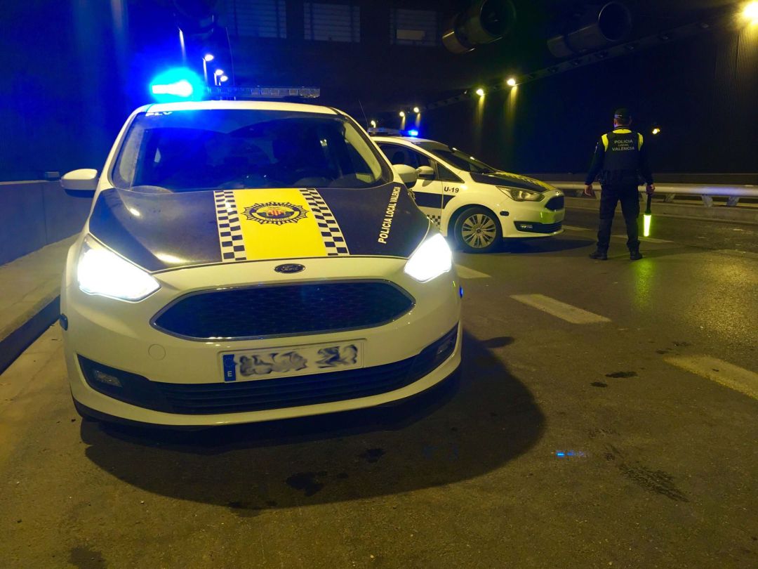 Dos coches de la Policía Local de València, que intervinieron en el suceso. Dos coches de la Policía Local de València, que intervinieron en el suceso.