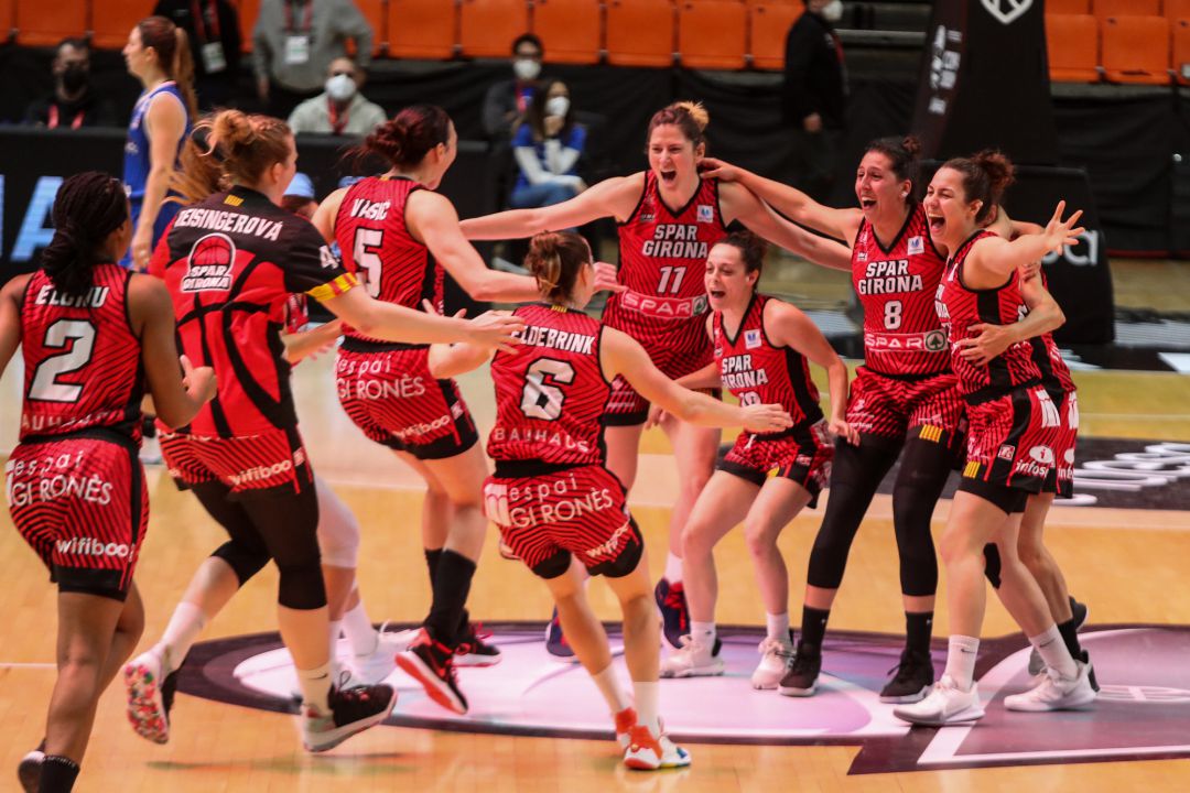 Spar Girona celebrate visctori whit your teammates during semifinal 1 in the Queen´s Cup 2021 Spar Girona celebrate visctori whit your teammates during semifinal 1 in the Queen´s Cup 2021
